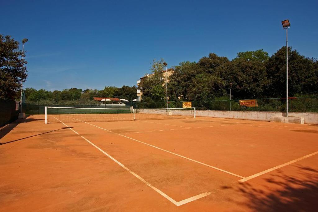 Guesthouse "Barboska" - Big Outdoor Swimming Pool & Private Tennis Court Vodnjan Bagian luar foto