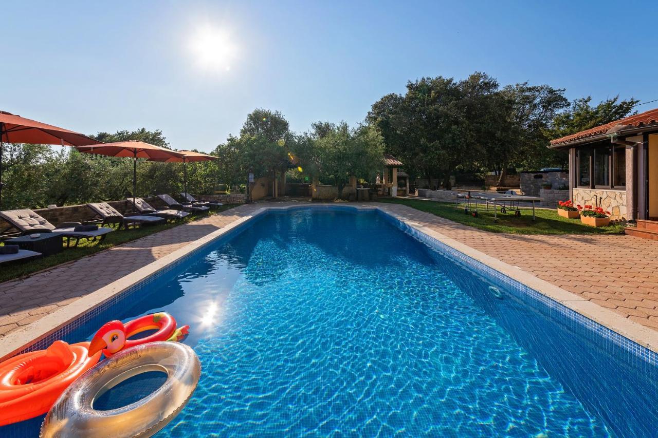 Guesthouse "Barboska" - Big Outdoor Swimming Pool & Private Tennis Court Vodnjan Bagian luar foto