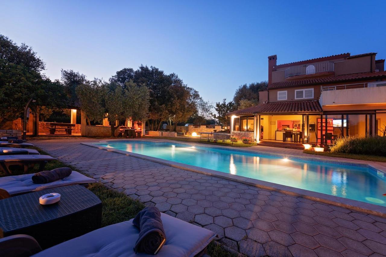 Guesthouse "Barboska" - Big Outdoor Swimming Pool & Private Tennis Court Vodnjan Bagian luar foto