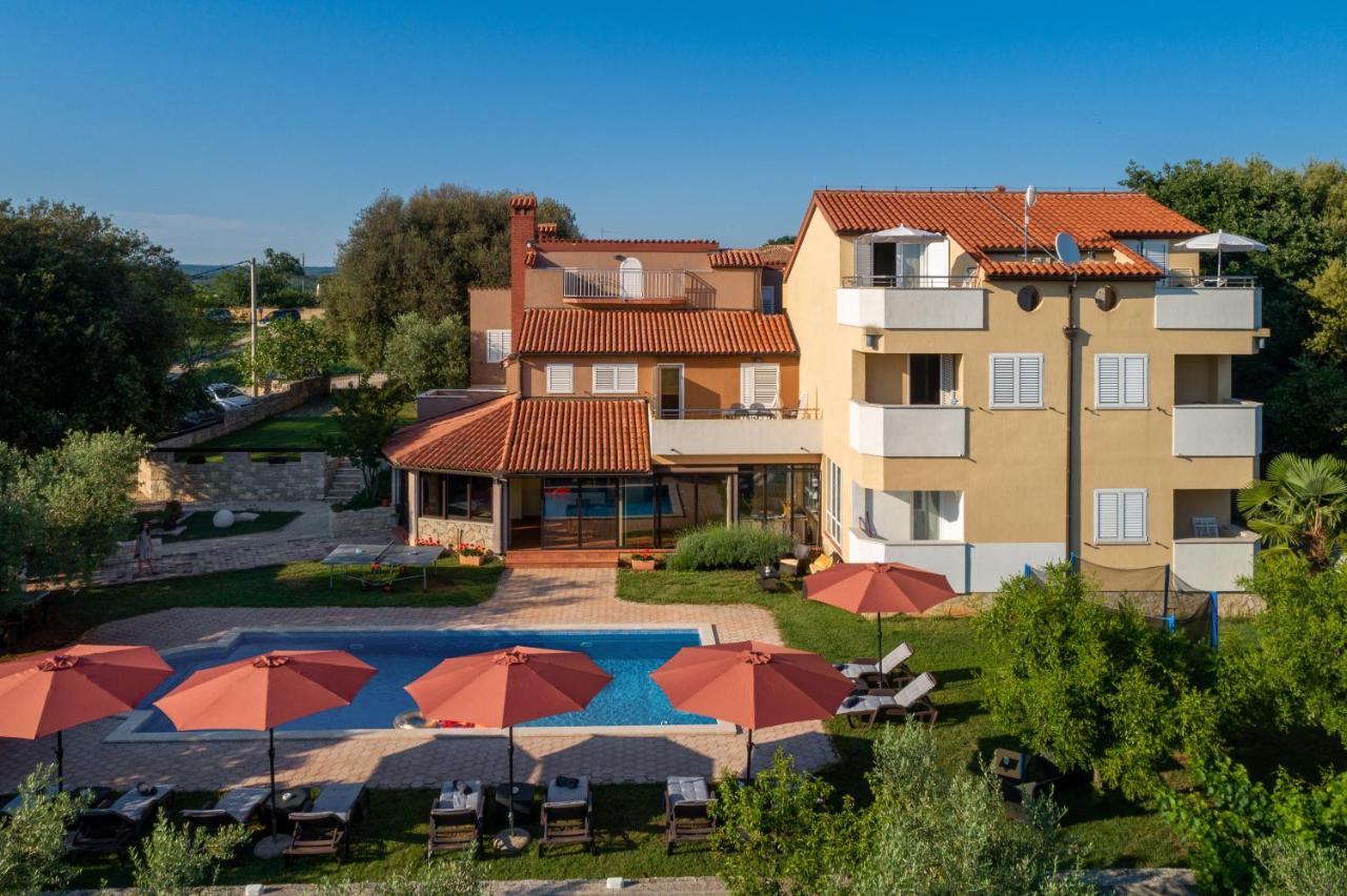 Guesthouse "Barboska" - Big Outdoor Swimming Pool & Private Tennis Court Vodnjan Bagian luar foto
