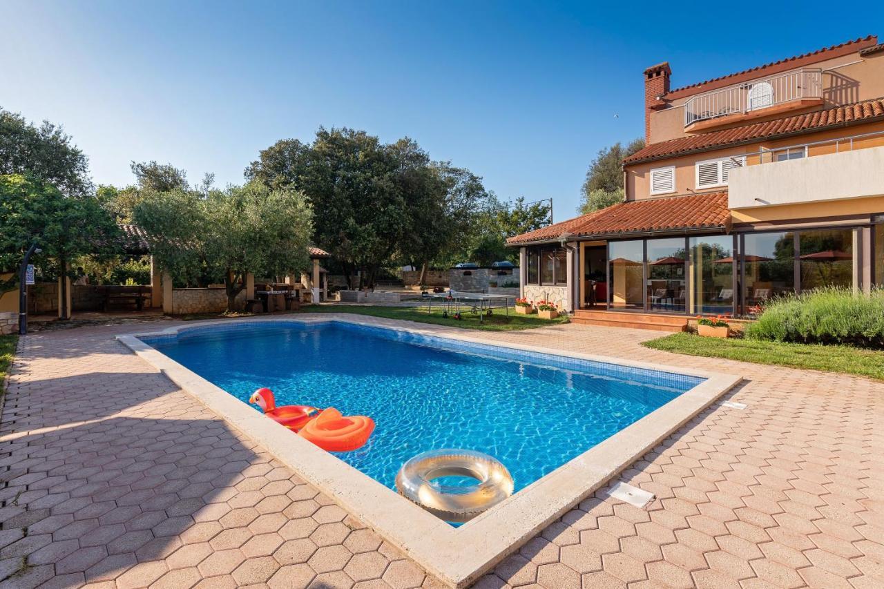 Guesthouse "Barboska" - Big Outdoor Swimming Pool & Private Tennis Court Vodnjan Bagian luar foto