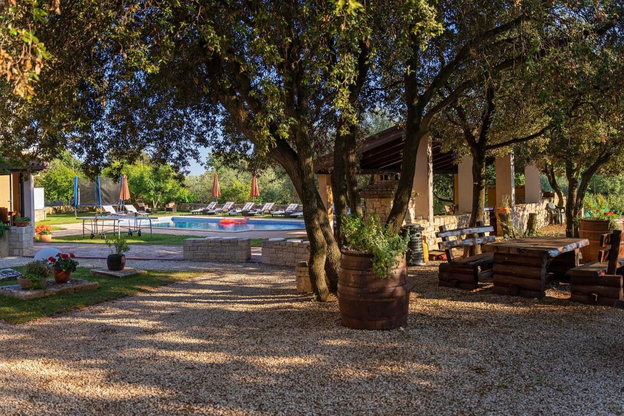 Guesthouse "Barboska" - Big Outdoor Swimming Pool & Private Tennis Court Vodnjan Bagian luar foto