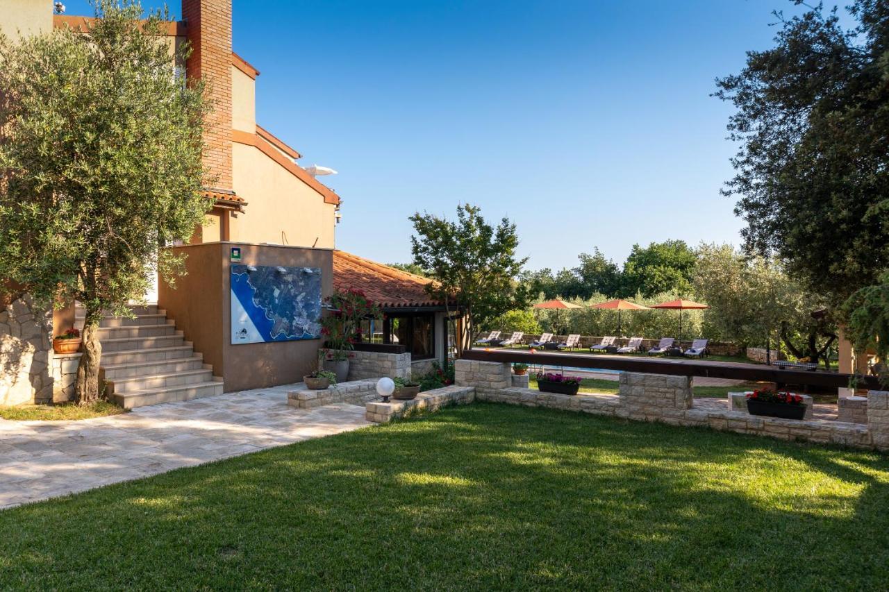 Guesthouse "Barboska" - Big Outdoor Swimming Pool & Private Tennis Court Vodnjan Bagian luar foto