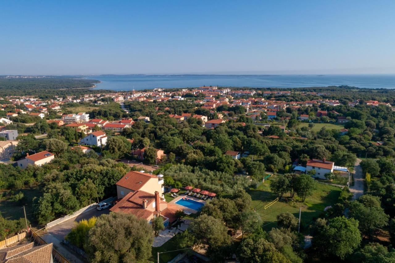 Guesthouse "Barboska" - Big Outdoor Swimming Pool & Private Tennis Court Vodnjan Bagian luar foto