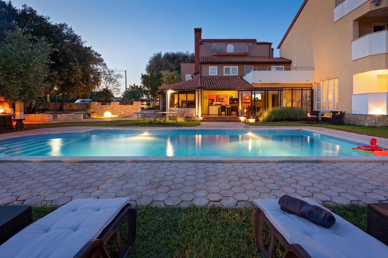 Guesthouse "Barboska" - Big Outdoor Swimming Pool & Private Tennis Court Vodnjan Bagian luar foto