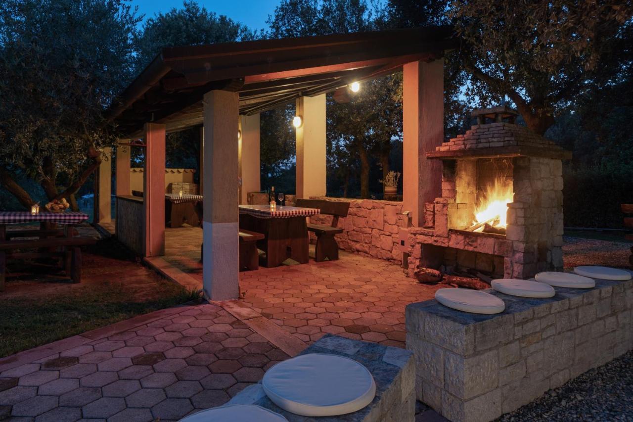 Guesthouse "Barboska" - Big Outdoor Swimming Pool & Private Tennis Court Vodnjan Bagian luar foto