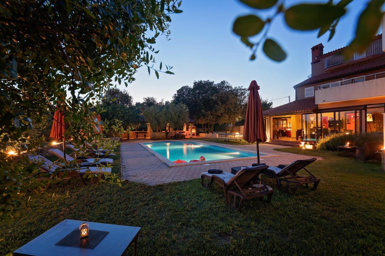 Guesthouse "Barboska" - Big Outdoor Swimming Pool & Private Tennis Court Vodnjan Bagian luar foto