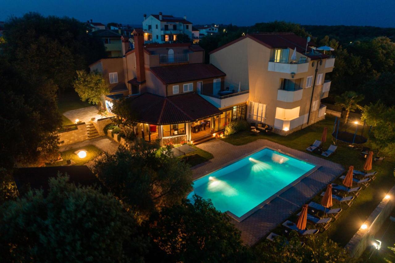 Guesthouse "Barboska" - Big Outdoor Swimming Pool & Private Tennis Court Vodnjan Bagian luar foto
