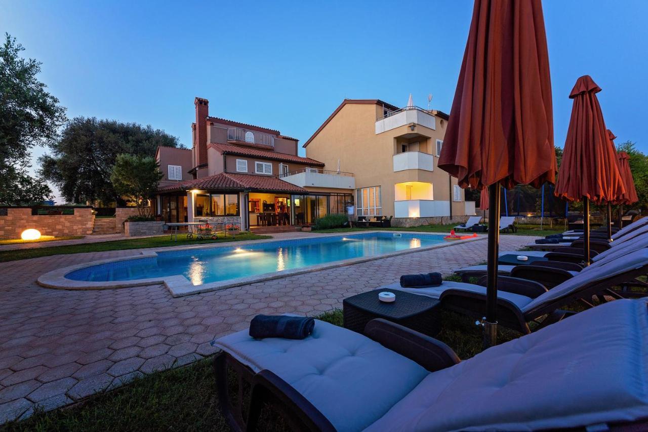 Guesthouse "Barboska" - Big Outdoor Swimming Pool & Private Tennis Court Vodnjan Bagian luar foto