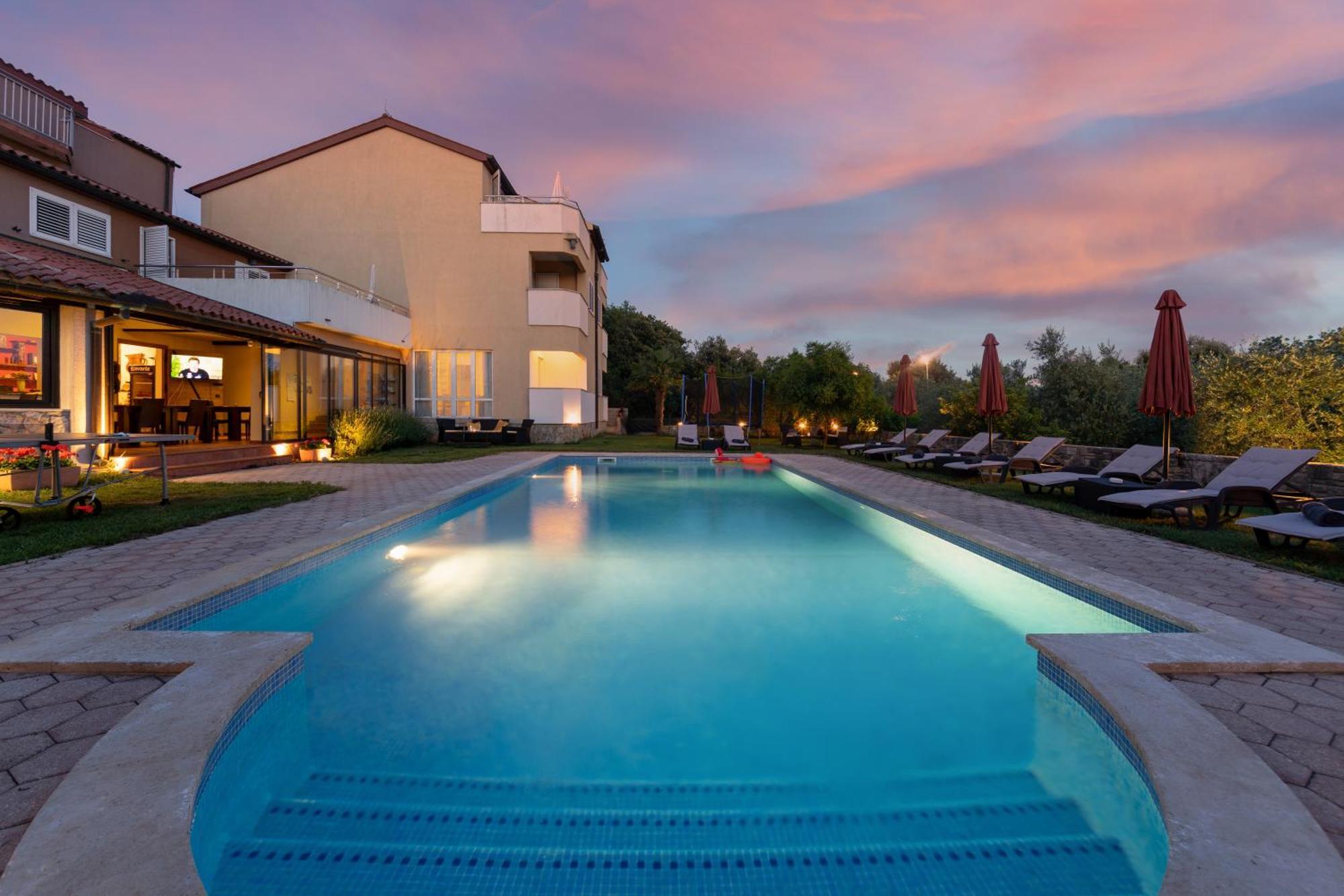 Guesthouse "Barboska" - Big Outdoor Swimming Pool & Private Tennis Court Vodnjan Bagian luar foto