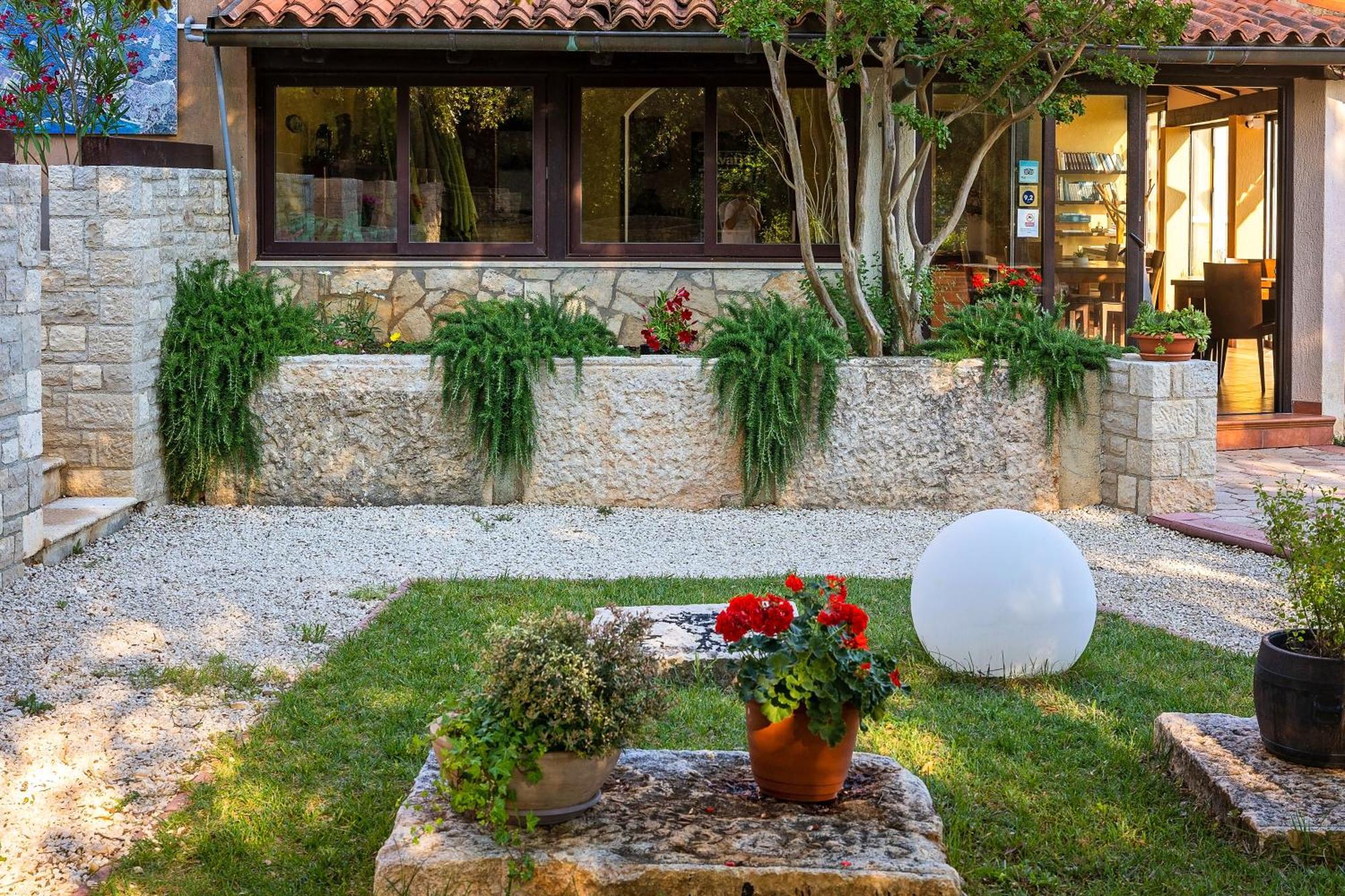 Guesthouse "Barboska" - Big Outdoor Swimming Pool & Private Tennis Court Vodnjan Bagian luar foto