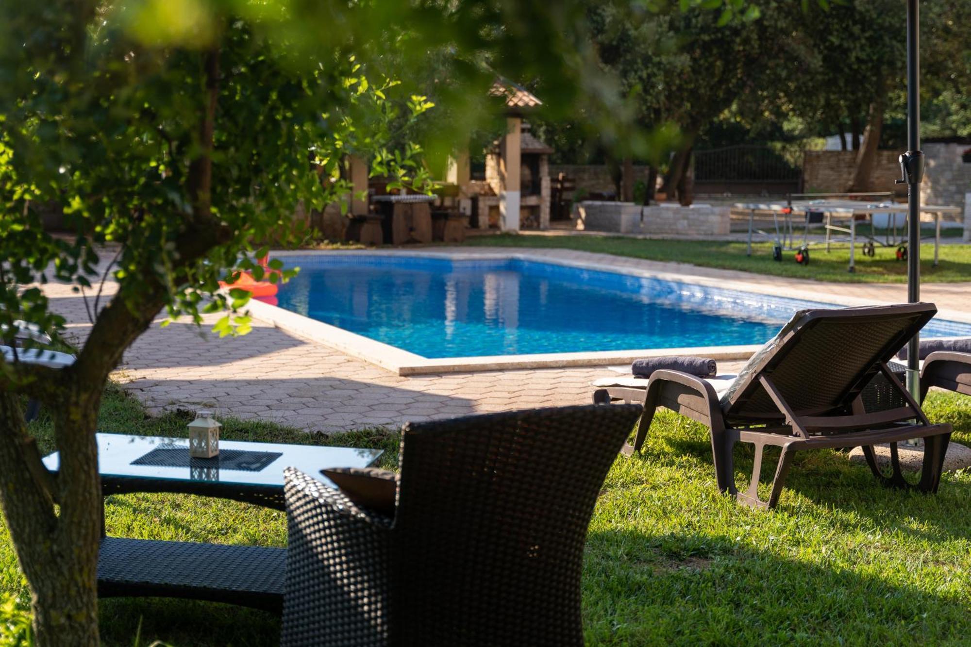 Guesthouse "Barboska" - Big Outdoor Swimming Pool & Private Tennis Court Vodnjan Bagian luar foto