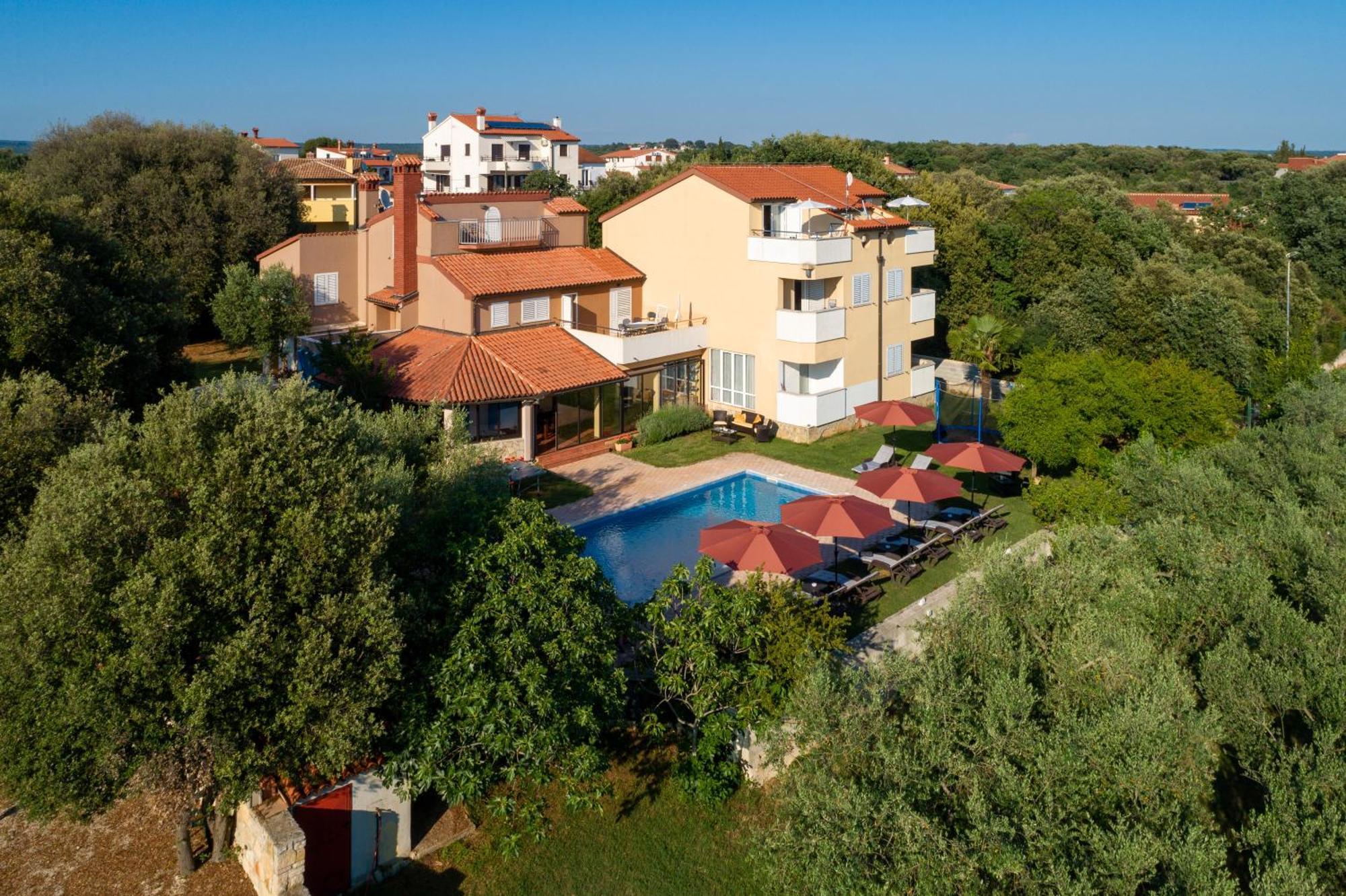 Guesthouse "Barboska" - Big Outdoor Swimming Pool & Private Tennis Court Vodnjan Bagian luar foto