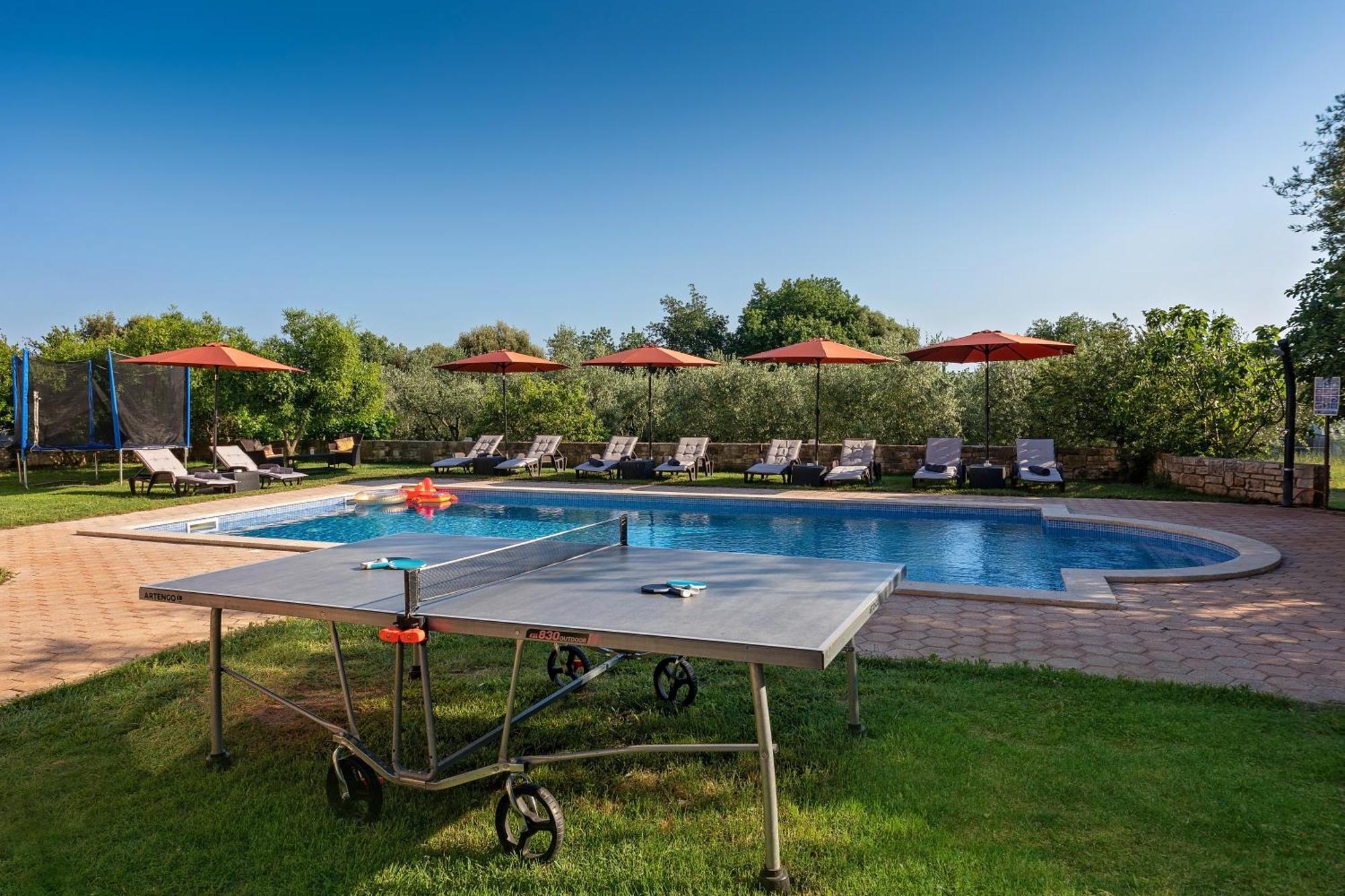 Guesthouse "Barboska" - Big Outdoor Swimming Pool & Private Tennis Court Vodnjan Bagian luar foto