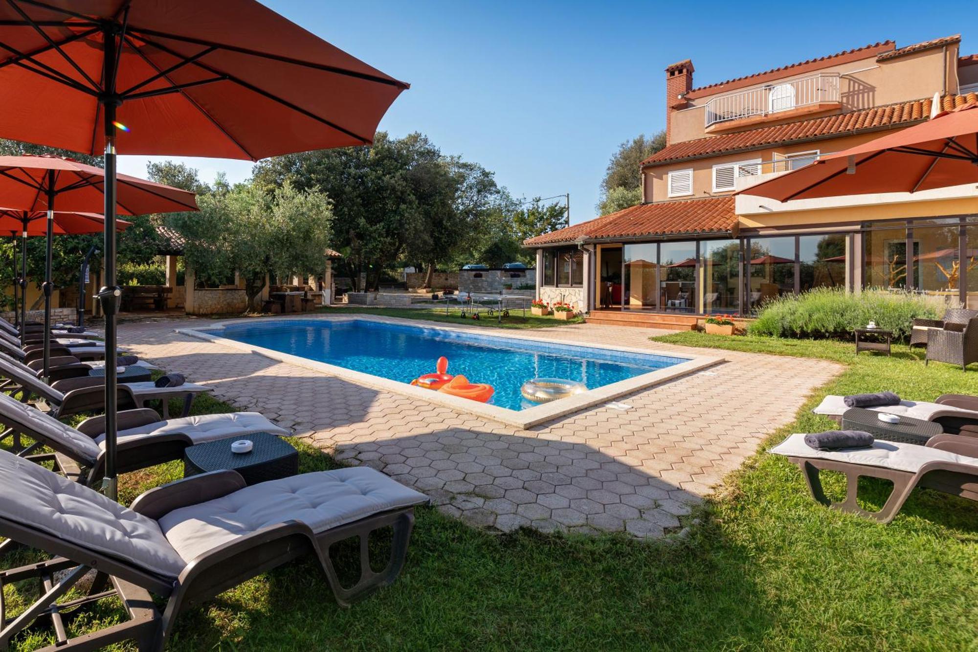 Guesthouse "Barboska" - Big Outdoor Swimming Pool & Private Tennis Court Vodnjan Bagian luar foto
