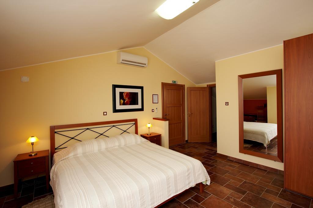 Guesthouse "Barboska" - Big Outdoor Swimming Pool & Private Tennis Court Vodnjan Ruang foto