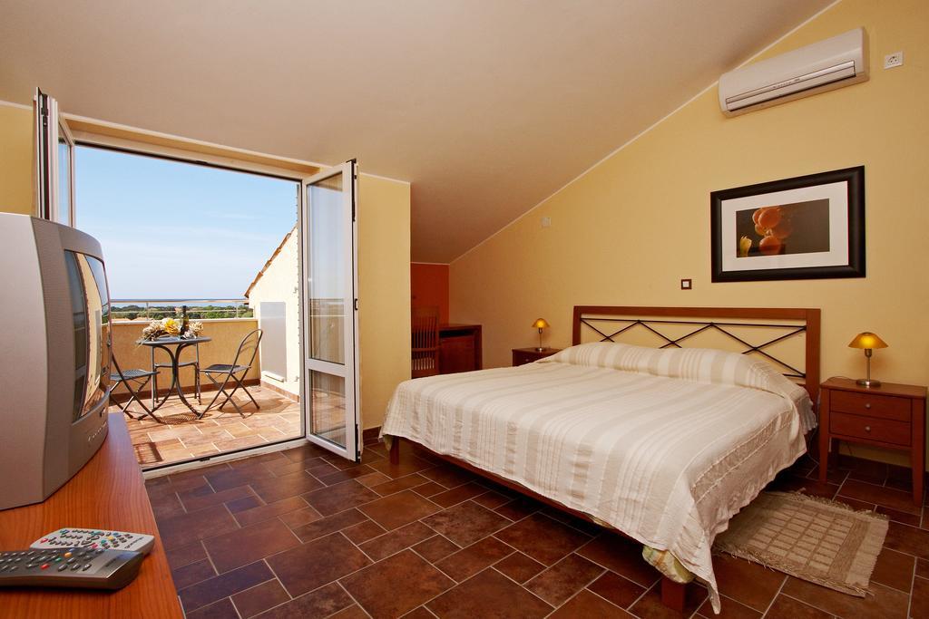 Guesthouse "Barboska" - Big Outdoor Swimming Pool & Private Tennis Court Vodnjan Ruang foto