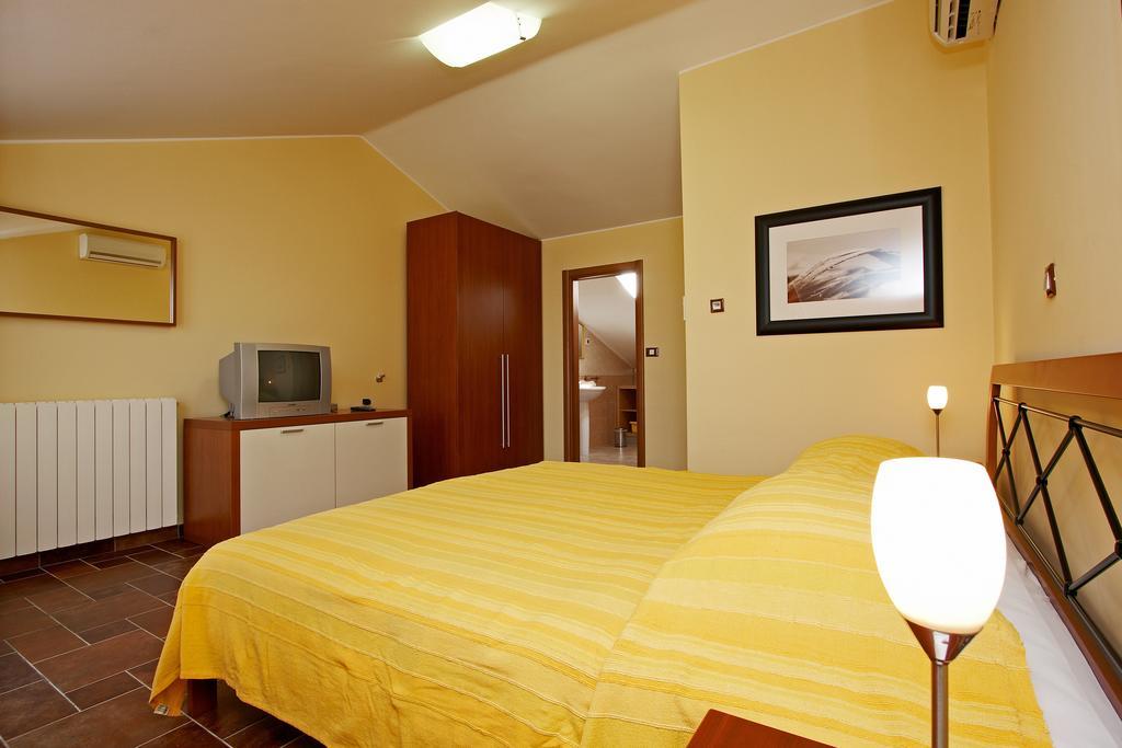 Guesthouse "Barboska" - Big Outdoor Swimming Pool & Private Tennis Court Vodnjan Ruang foto