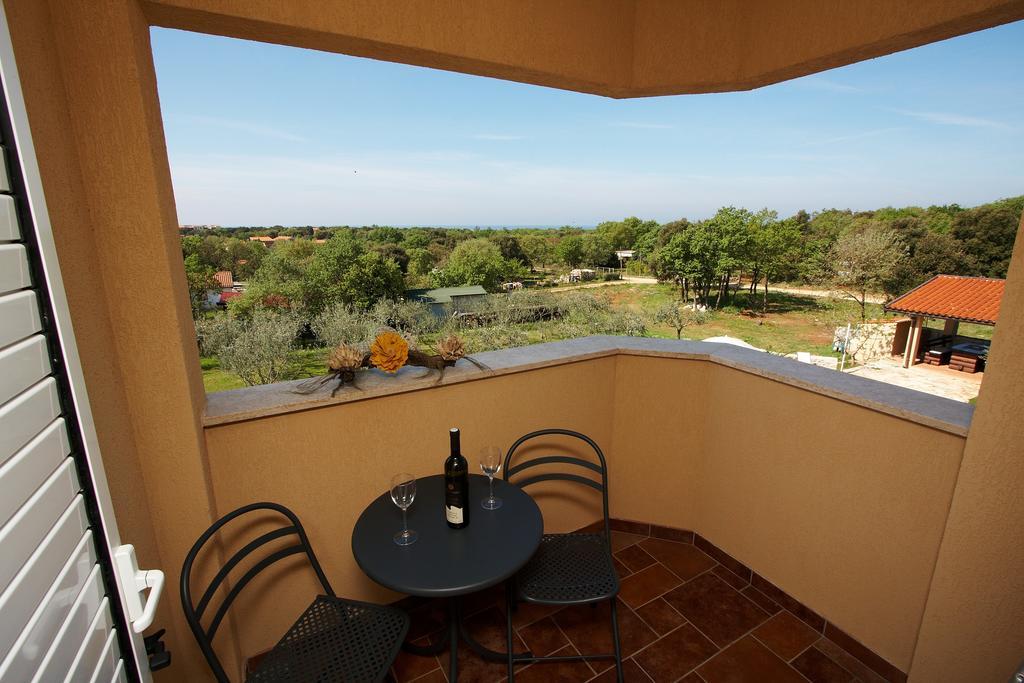 Guesthouse "Barboska" - Big Outdoor Swimming Pool & Private Tennis Court Vodnjan Ruang foto