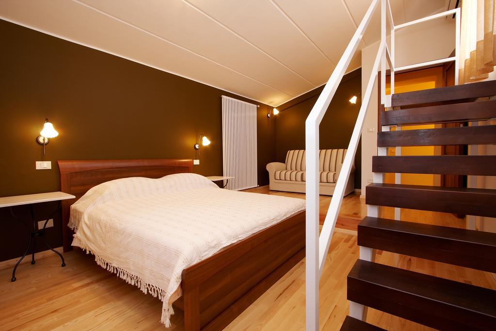 Guesthouse "Barboska" - Big Outdoor Swimming Pool & Private Tennis Court Vodnjan Ruang foto