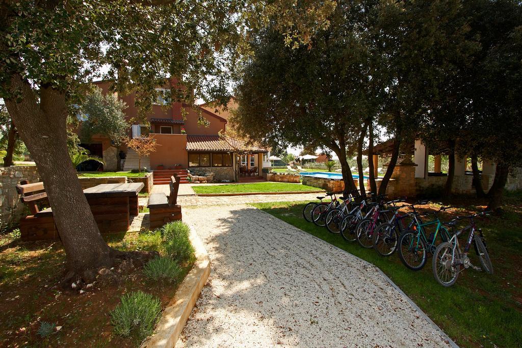 Guesthouse "Barboska" - Big Outdoor Swimming Pool & Private Tennis Court Vodnjan Bagian luar foto