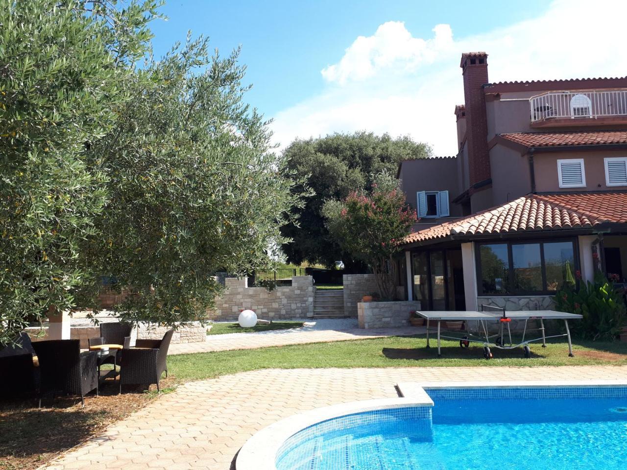 Guesthouse "Barboska" - Big Outdoor Swimming Pool & Private Tennis Court Vodnjan Bagian luar foto
