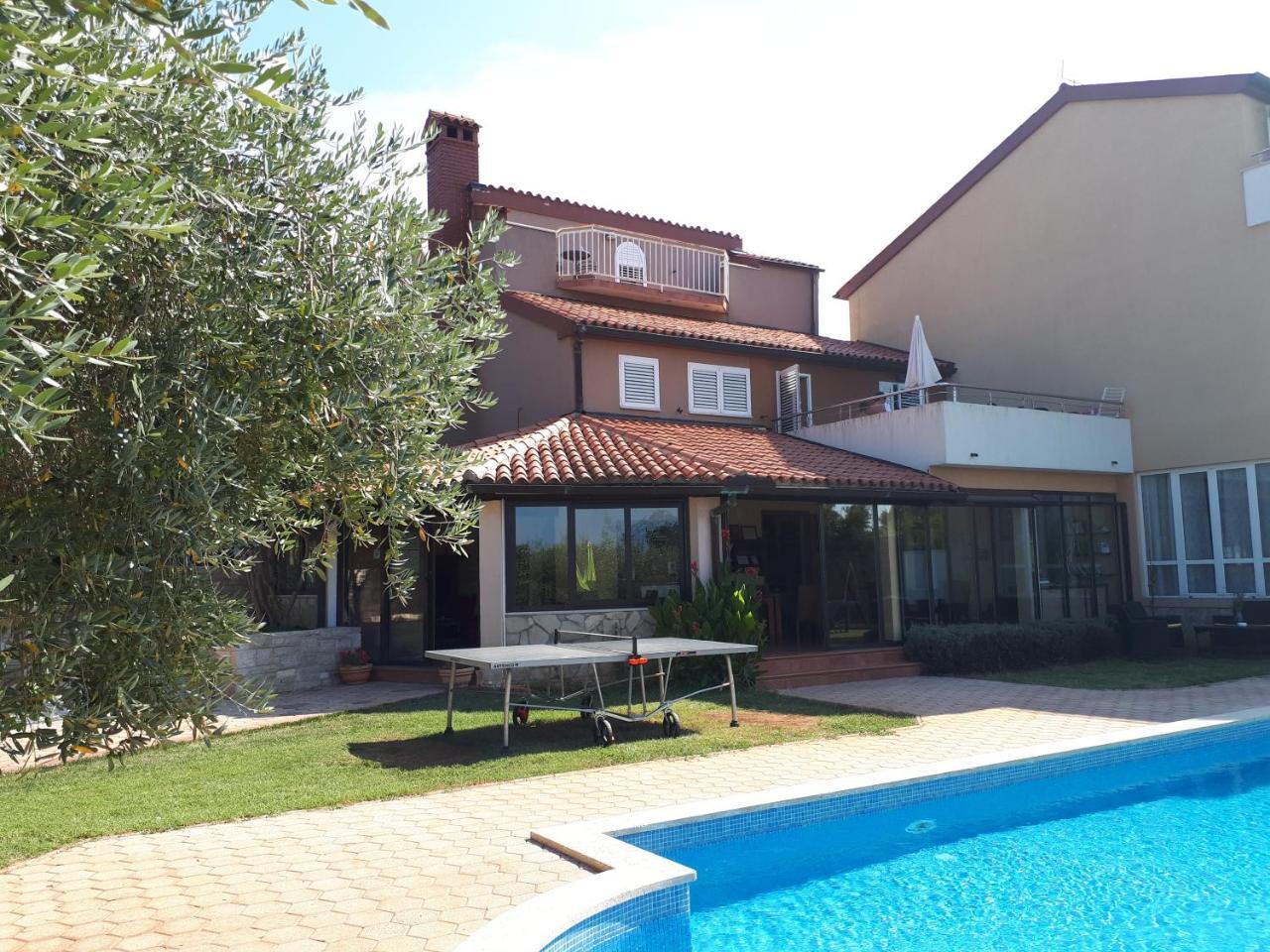 Guesthouse "Barboska" - Big Outdoor Swimming Pool & Private Tennis Court Vodnjan Bagian luar foto