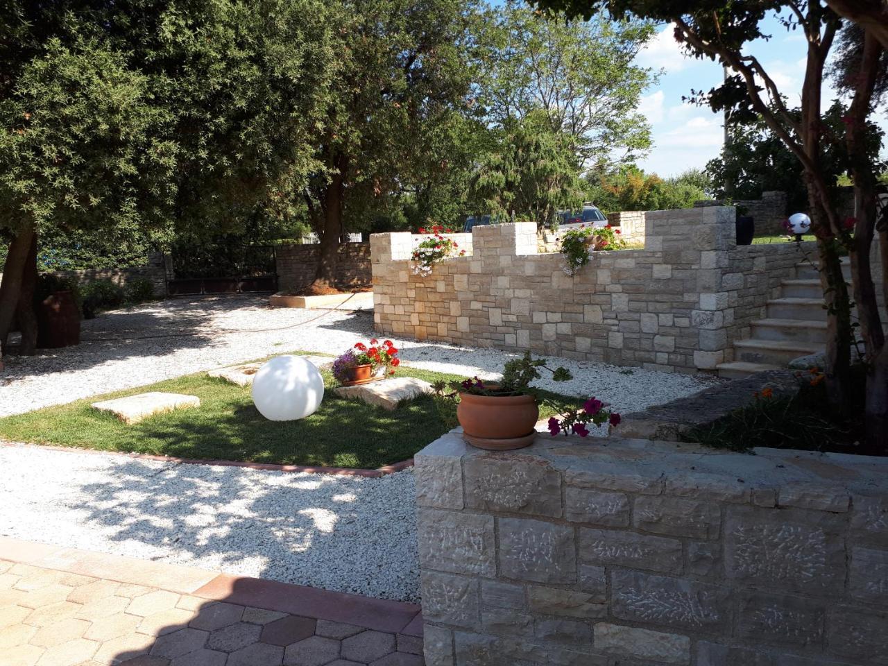 Guesthouse "Barboska" - Big Outdoor Swimming Pool & Private Tennis Court Vodnjan Bagian luar foto